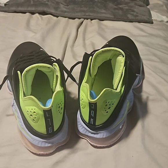 LeBron 19 Ghost Green - Picture 4 of 4
